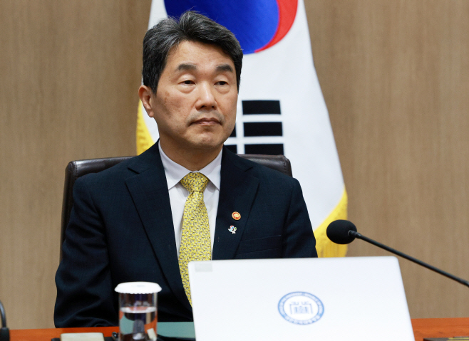 국무회의 참석한 이주호 국무총리 직무대행<YONHAP NO-2591>