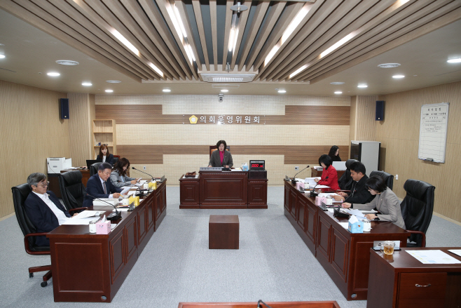 의회운영위원회 회의모습