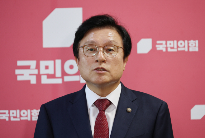 오후 국힘 의총 취소 관련 브리핑하는 박형수 원...<YONHAP NO-5847>