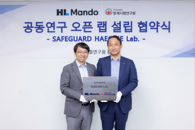사진1) 협약식에서 HL만도 배홍용 부사장(왼쪽)과 방재시험연구원 장영환 원장(오른쪽)이 기념촬영을 하고 있다.