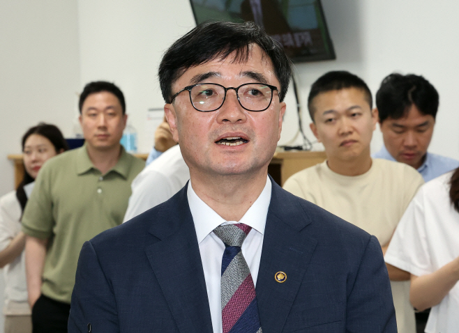 기자실 찾은 임기근 기재부 2차관<YONHAP NO-6528>