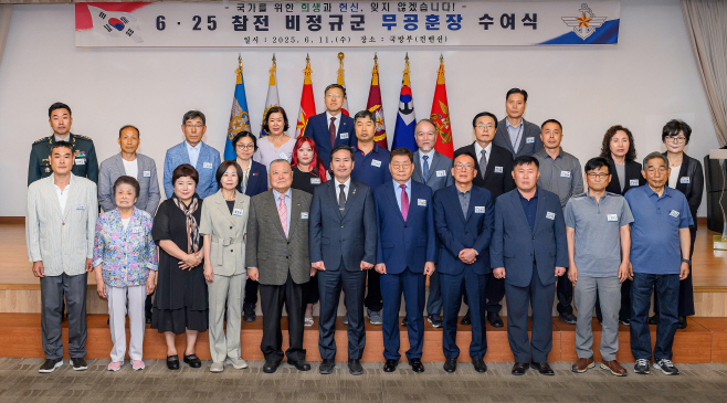 [비정규군 서훈식] 훈장을 수여 받은 유가족과 기념사진