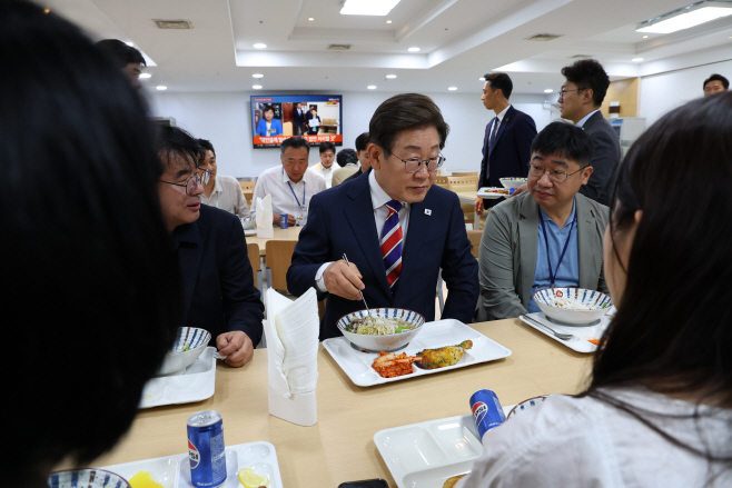 이재명 대통령, 출입기자들과 점심식사