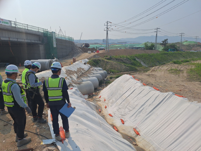 교량2교 고당천 주변을 점검하고 있는 모습.