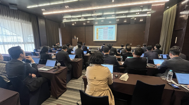 이랜드파크가 임직원을 대상으로 ISO 37301에 따른 부서별 리스크 관리 교육을 진행하고 있다