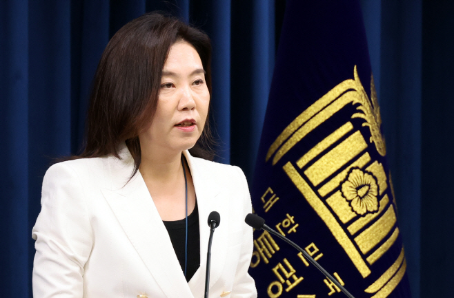 현안 설명하는 강유정 대변인