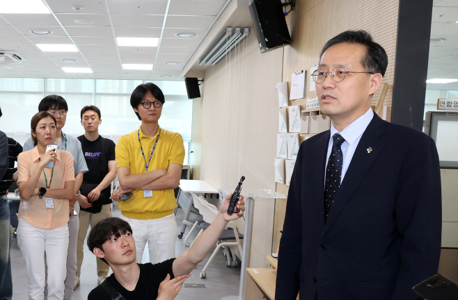 기자실 찾은 이형일 기재부 1차관<YONHAP NO-4328>