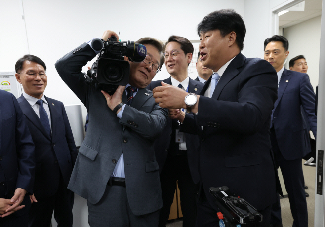 이재명 대통령, 영상기자실 방문