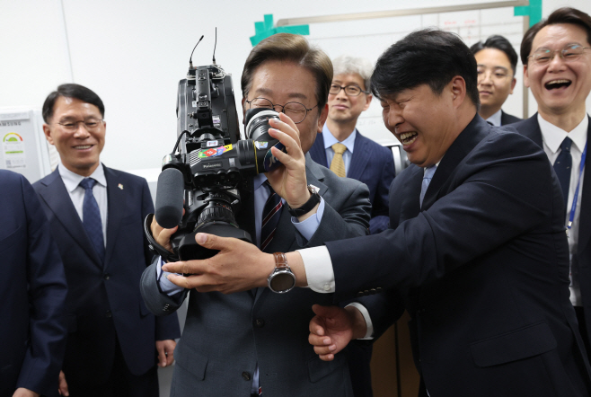 이재명 대통령, 영상기자실 방문