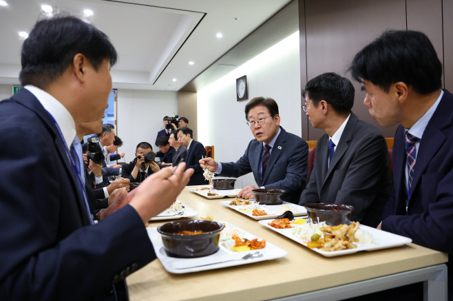 이재명 대통령, 사진영상기자들과 점심식사