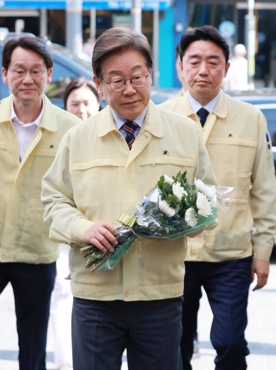이재명 대통령, 이태원참사 현장 헌화