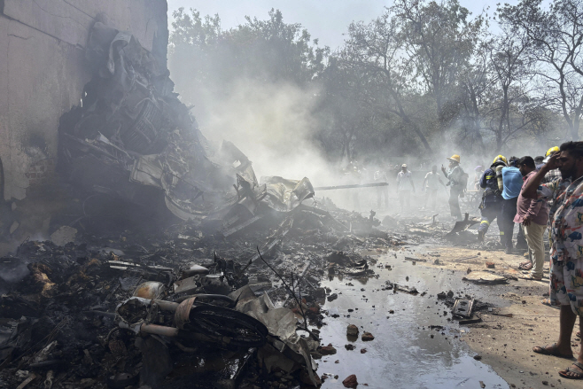 India Plane Crash <YONHAP NO-5193> (AP)