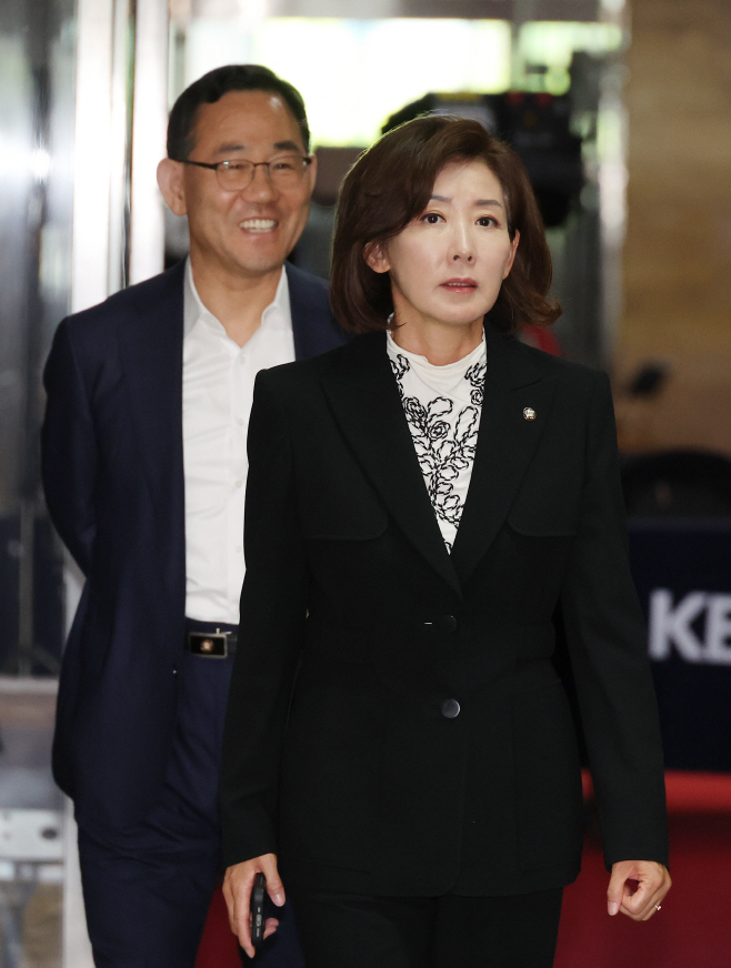 주호영-나경원, 4선 이상 의원 회의 참석<YONHAP NO-5237>