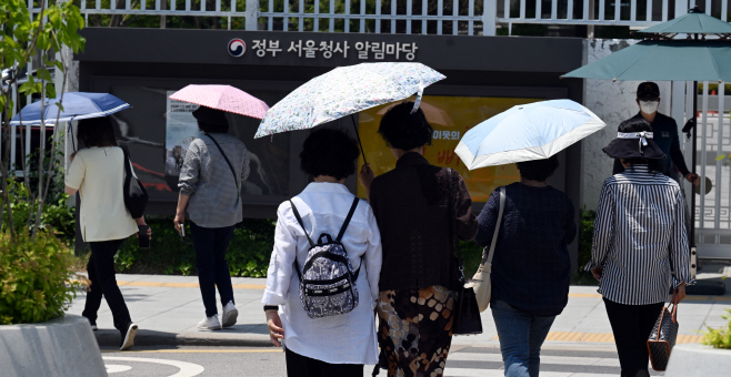[포토]더위와 자외선엔 양산이 필수