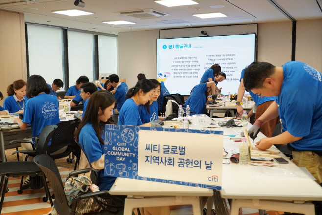 한국씨티은행 -2025 학습물품박스제작 활동사진 1