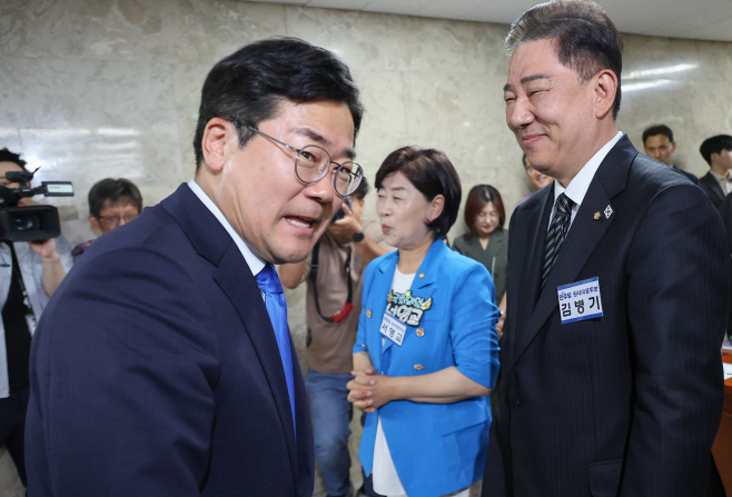 인사하는 김병기-박찬대<YONHAP NO-3665>