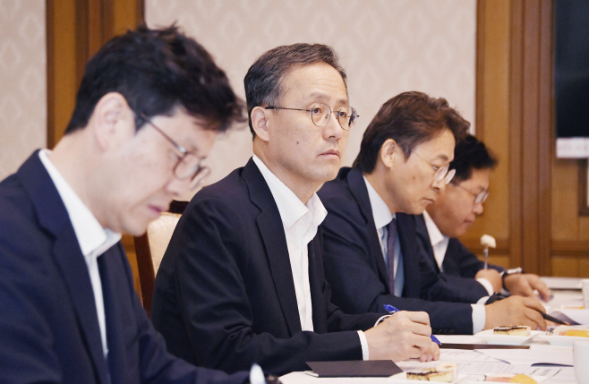 이형일 기획재정부 장관 직무대행 1차관, 긴급상황점검회의 (1)