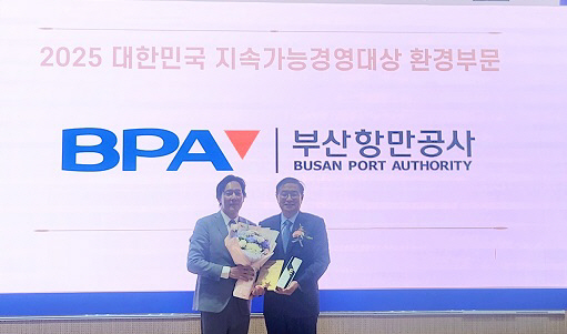 [250613 보도사진] 부산항만공사 정원동 경영본부장(오른쪽)