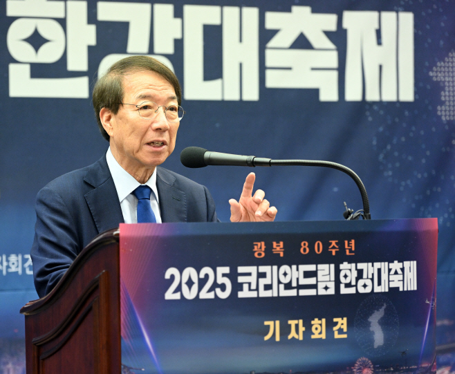 [포토]2025 한강대축제 기자회견에서 환영하하는 정운찬 대회장