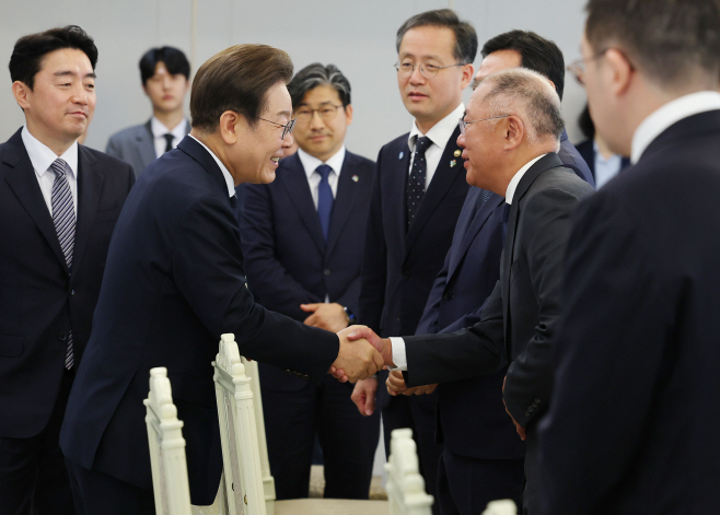이재명 대통령, 정의선 현대차 회장과 인사