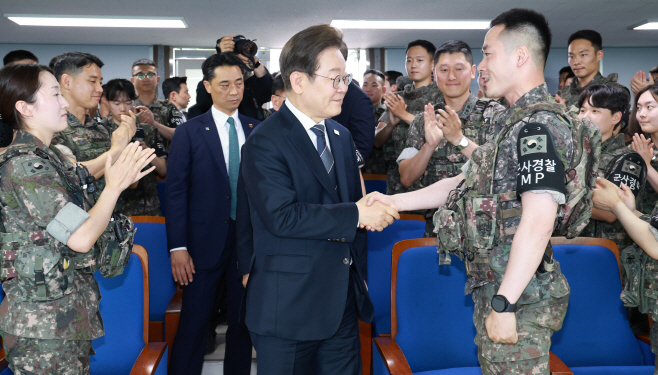 이재명 대통령, 전방 군 부대 방문