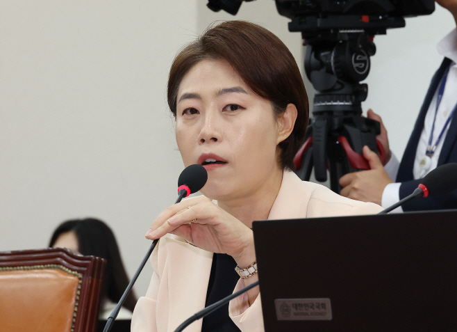질의하는 서지영 의원<YONHAP NO-6134>