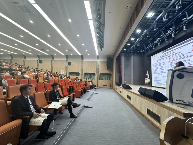 [0613]4.사진자료(강원특별자치도교육청 2025 학생평가 및 최소 성취수준 보장지도 학교생활기록부 기재 유의사항 등 공동연수 실시)(1)