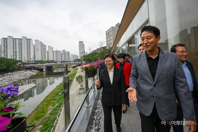 [포토] 오세훈 서울시장, 우이천 수변활력거점 라운딩