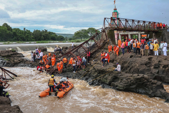 INDIA BRIDGE COLLAPSE <YONHAP NO-1415> (EPA)