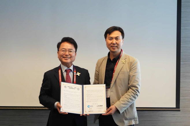 3. 춘천시+KbioX MOU 체결식 (1)