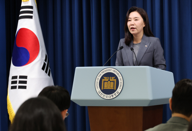 현안 설명하는 강유정 대변인