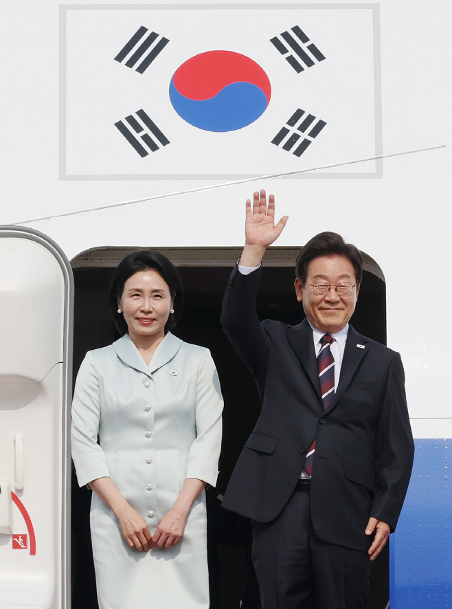 이재명 대통령, '첫 해외순방' 출국 인사<YONHAP NO-5845>