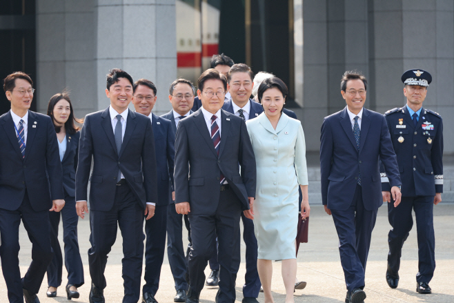 이재명 대통령 부부, '첫 순방' G7 정상회의 참석차 출국