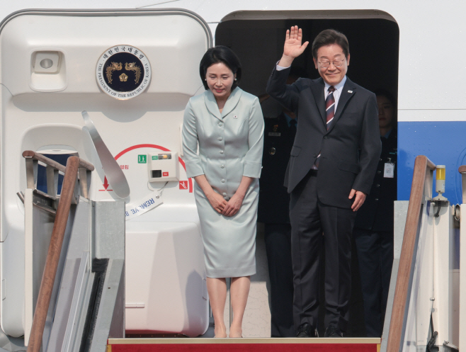 이재명 대통령 부부, '첫 순방' G7 정상회의 참석차 출국
