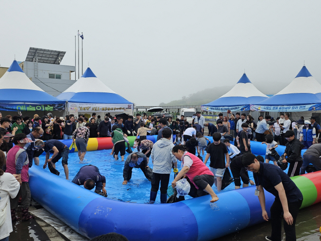 나로도 청정 수산물축제 맨손 장어잡기