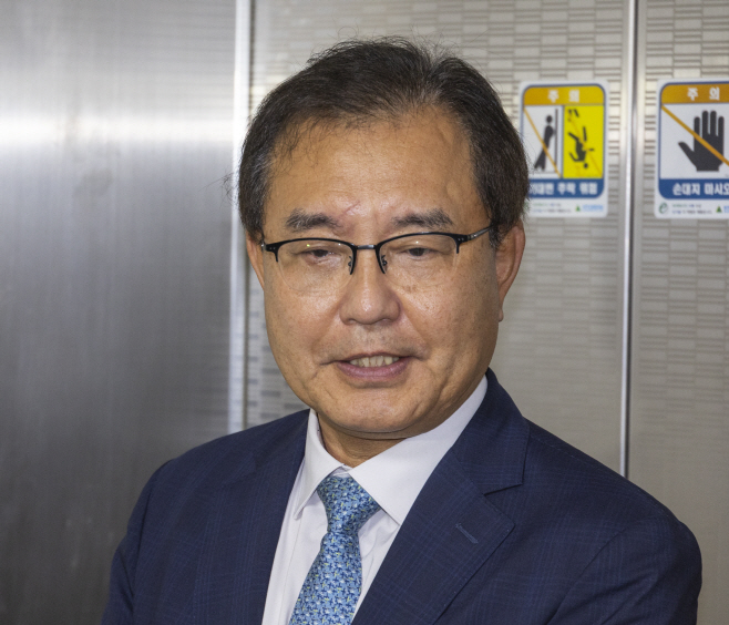 취재진 질문에 답하는 이명현 특별검사