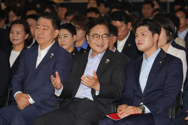 대화하는 우원식 국회의장과 국민의힘 김용태 비...<YONHAP NO-2121>