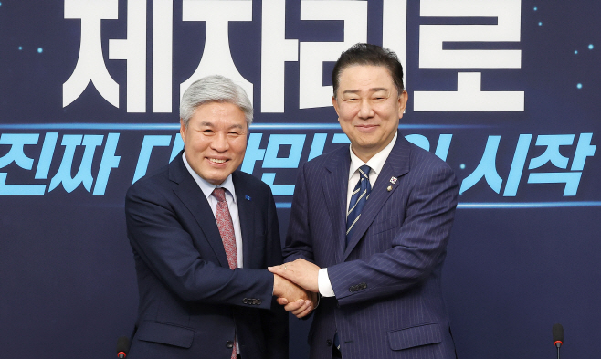 서왕진 원내대표와 인사하는 민주당 김병기 원내...<YONHAP NO-3518>