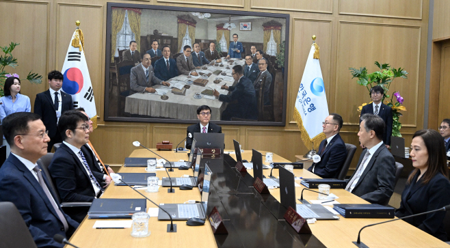 [포토]금융통화위원회 주재하는 이창용 총재