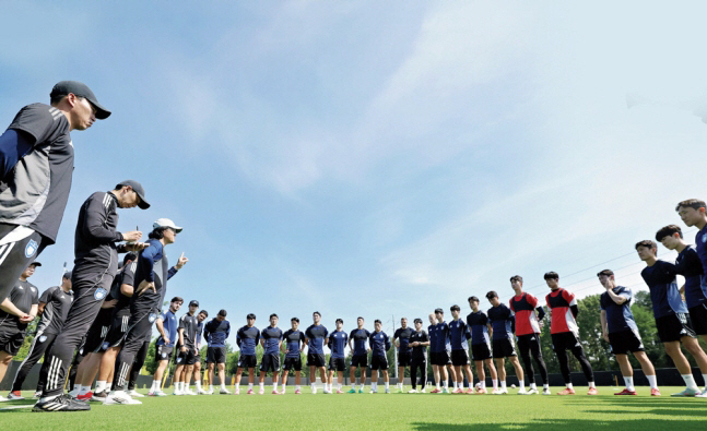 K리그 울산 HD 선수들이 2025 FIFA 클럽 월드컵 조별리그를 앞두고 미국 노스캐롤라이나주 샬럿의 아트리움 헬스 퍼포먼스 파크에서 훈련하고 있다. 프로축구연맹
