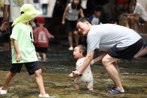 청계천에서 첨범첨벙하며 식히는 더위<YONHAP NO-4573>