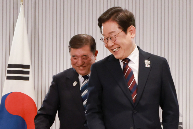 밝게 웃는 한일 정상
