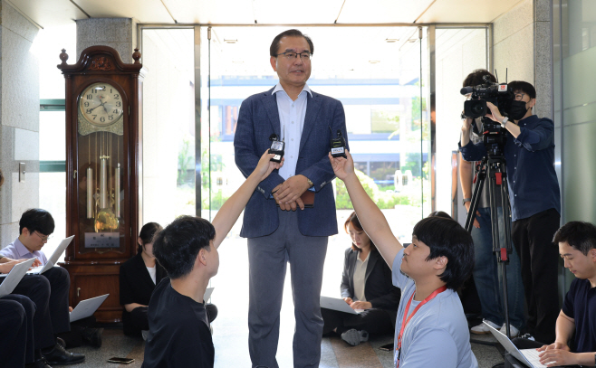 기자 질문에 답하는 이명현 특별검사<YONHAP NO-3661>