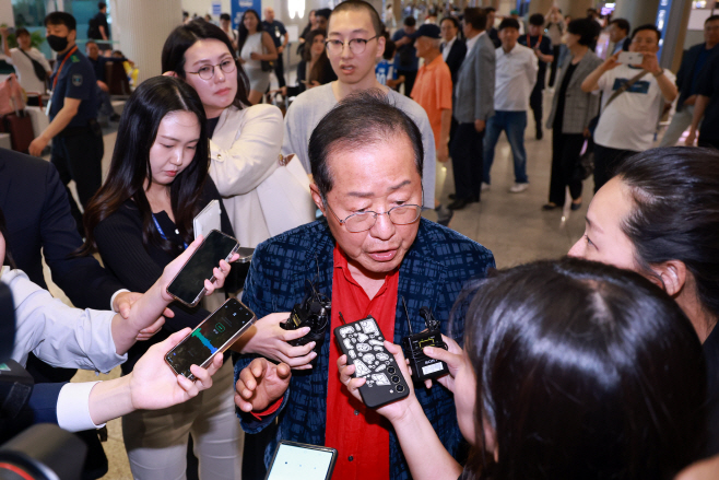 취재진 질문에 답하는 홍준표 전 대구시장<YONHAP NO-4111>