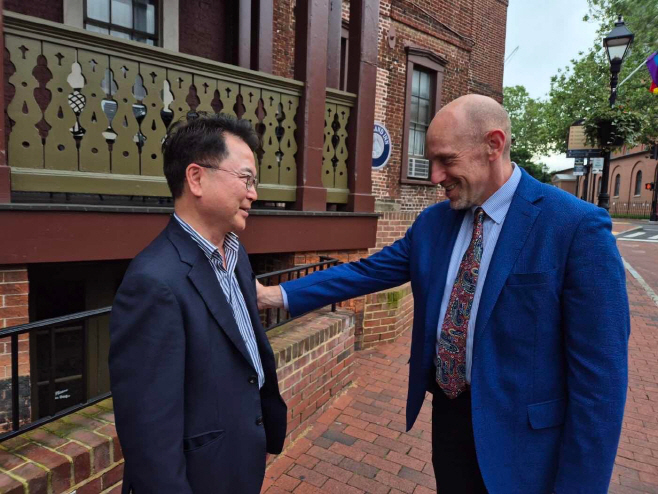 2. 육동한 시장+Walter Sterling 총장 인사