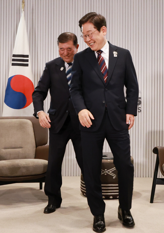 자리 바꾸는 한일 정상