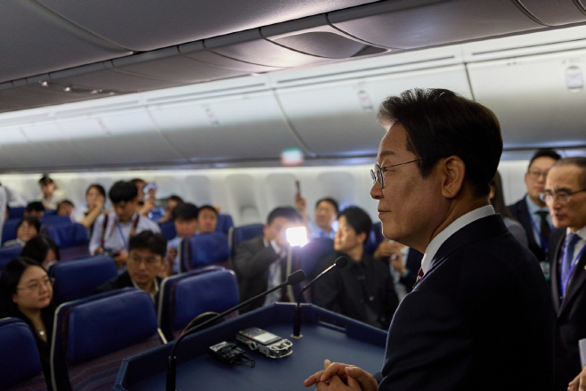 이재명 대통령, 기내 기자간담회