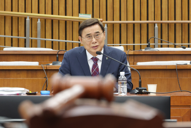 답변하는 이종석 국정원장 후보자<YONHAP NO-2487>