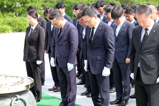 사진1. 손재일 한화에어로스페이스 한화시스템 대표(우측 두번째)와 어성철 한화오션 특수선사업부장(좌측 두번째)이 임직원들과 함께 19일 국립서울현충원에서 참배하고 있다