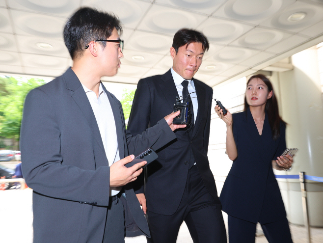 묵묵부답으로 출석하는 황의조<YONHAP NO-3787>